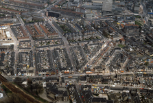 835011 Luchtfoto van de wijk Pijlsweerd te Utrecht met in het midden de Kruisweg en de Zilvergeldstraat en op de ...